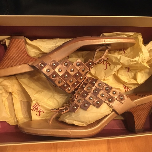 Sofft gold bronze gladiator studded leather thong - Picture 2 of 6